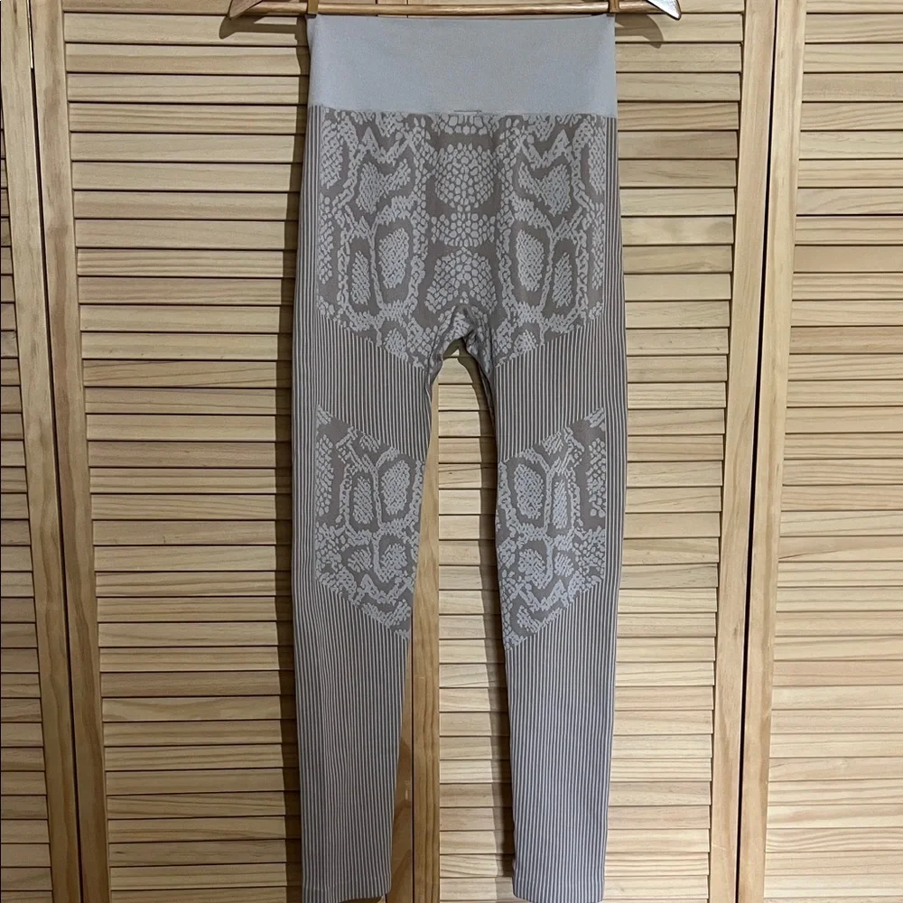 Bella Movement snake print leggings L - Picture 2 of 3